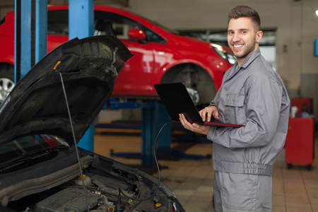 汽车修理工的进阶之路 电脑板维修培训的重要性