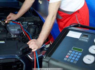 汽车养护与电脑板维修 现代汽修技师必备的双重技能