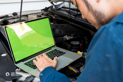 使用笔记本电脑进行汽车检测 汽车电脑板维修培训的核心技能